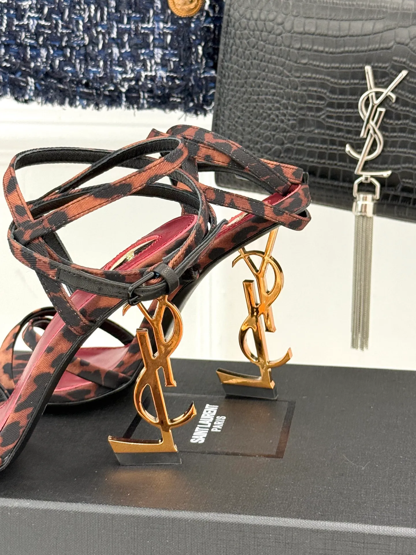 👟👟Ex-factory price 600👟👟 Saint Lauren*YSL Saint Laurent classic spring and summer letter heel cross-strap high-heeled sandals. High-heeled shoes that are suitable for both men and women. I love them. They are indeed the brand that understands women best. They are sold out as soon as they are new‼ ️ Especially the side lines are designed to be smooth, natural and slimming, making the whole pair of shoes layered and feminine. No matter what your usual style is, you must try it! The upper is made of imported cow patent leather, the lining is mixed sheepskin, and the Italian genuine leather outsole Heel height: 10.5cm Size: 35-39 (34/40/41 customized)